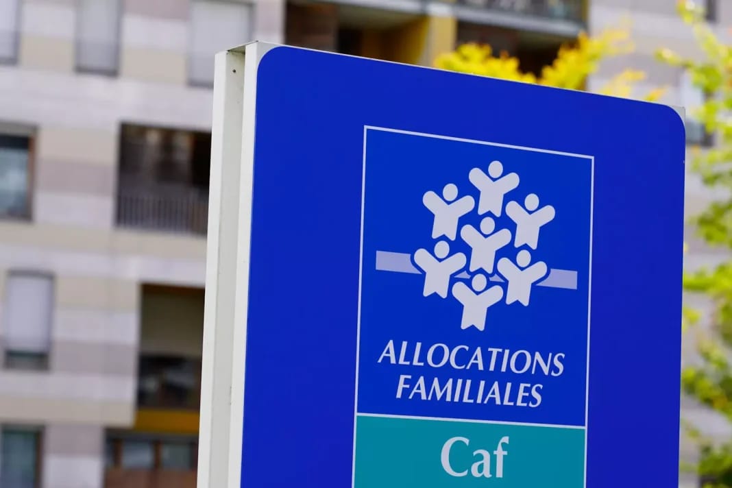 Etonnant ! France : un couple algérien renvoie sa fille à cause de la CAF Panneau bleu CAF pour allocations familiales en milieu urbain.