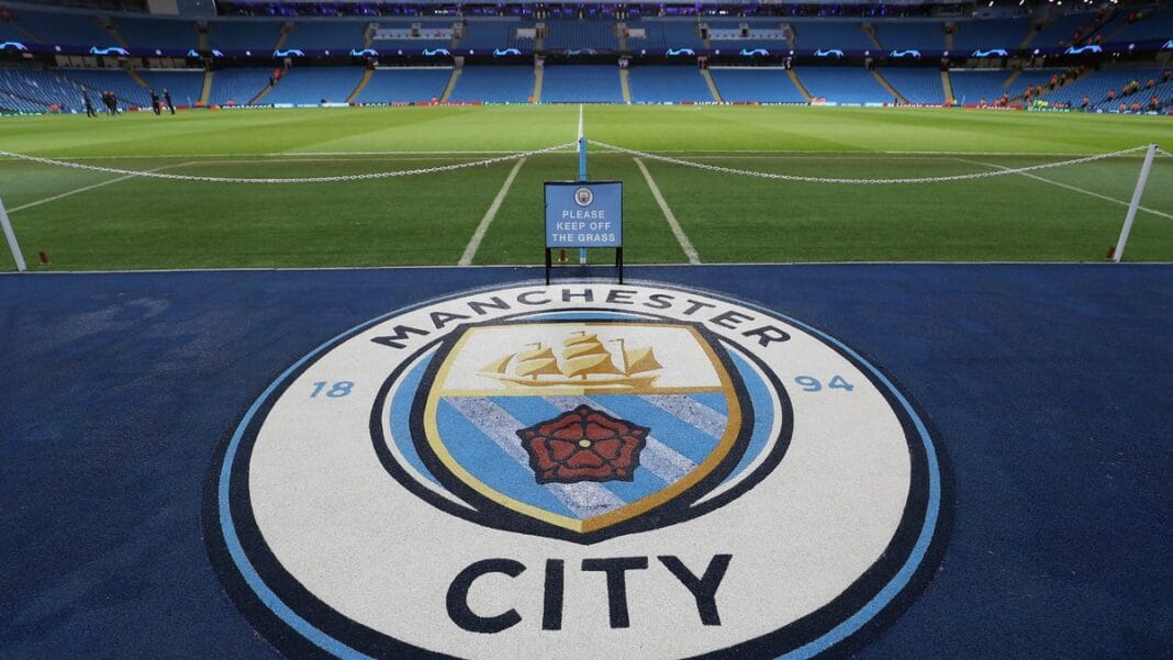 Bénéfices du Mondial 2022 : Manchester City prend le plus gros chèque Vue du terrain de football de Manchester City avec le logo au sol.