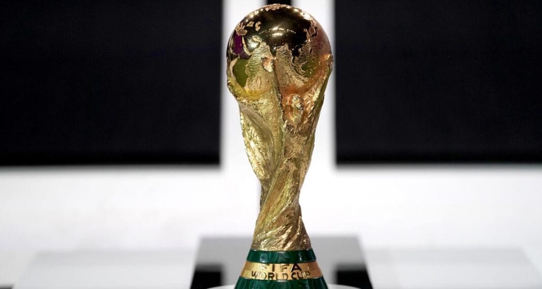 Qualifications Coupe du Monde 2026 : Quel groupe arrange l’Algérie ? Trophée de la Coupe du Monde 2026 en or brillant.