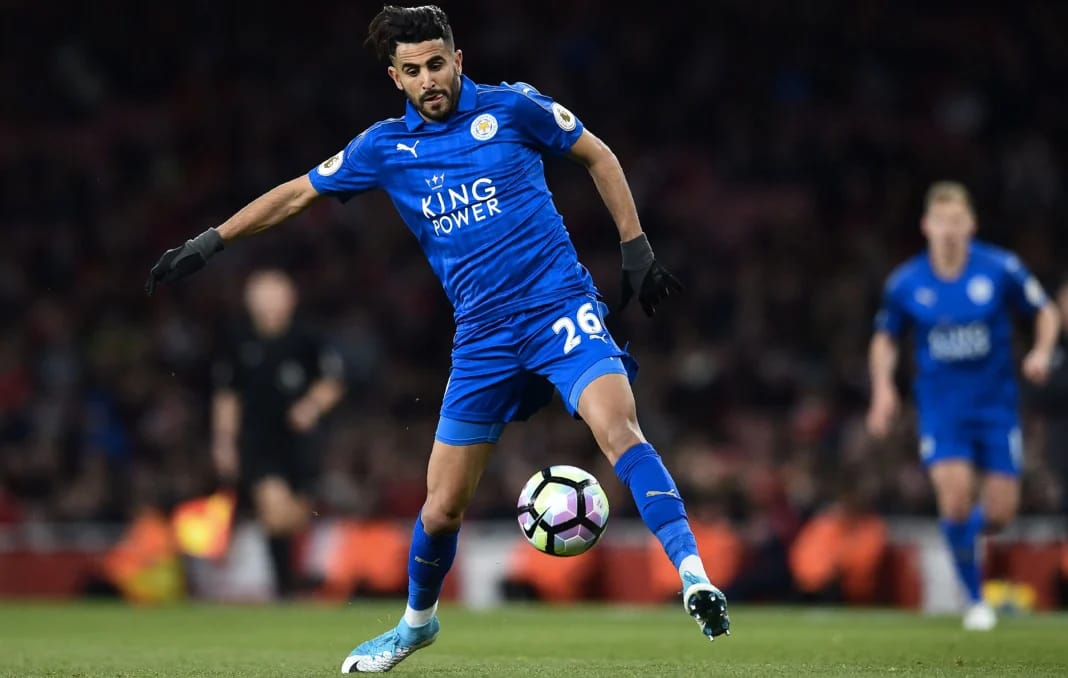 Le saviez-vous ? Il y a 10 ans, Riyad Mahrez était à deux doigts d’envoyer sa carrière en l’air Riyad Mahrez en maillot de Leicester City contrôlant le ballon.