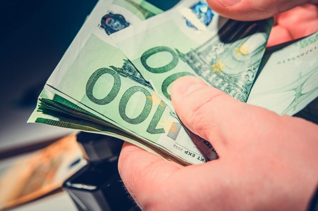 Voici le prix de 100 euro en dinar algérien sur le marché noir Main tenant des billets de 100 euros, marché noir en Algérie.