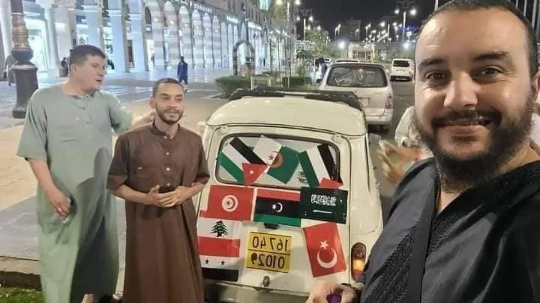 Cet Algérien réalise son rêve : Se rendre à la Mecque à bord de sa Renault 4 Homme souriant devant une Renault 4 décorée pour le pèlerinage à la Mecque.