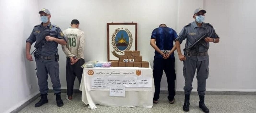 Alger : un réseau international de trafic de drogue démantelé Douaniers et suspects lors d'une saisie de drogues à Oran.