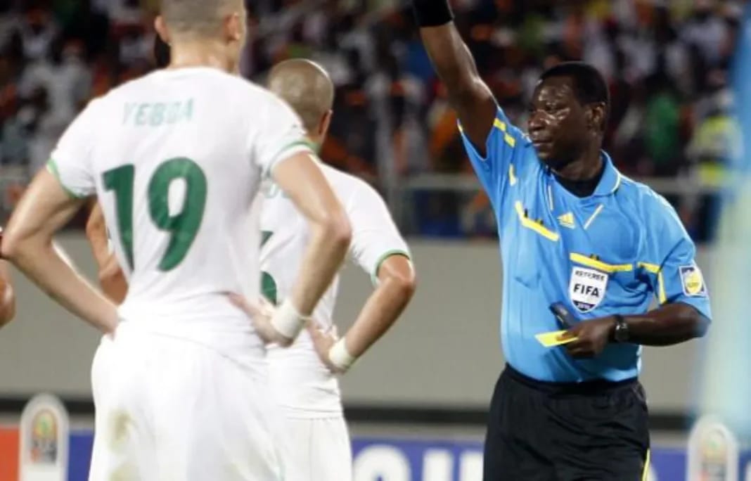 Le grand retour de l’arbitre Coffi Codjia suscite des inquiétudes pour l’Algérie Arbitre Coffi Codjia en action lors d'un match de football.