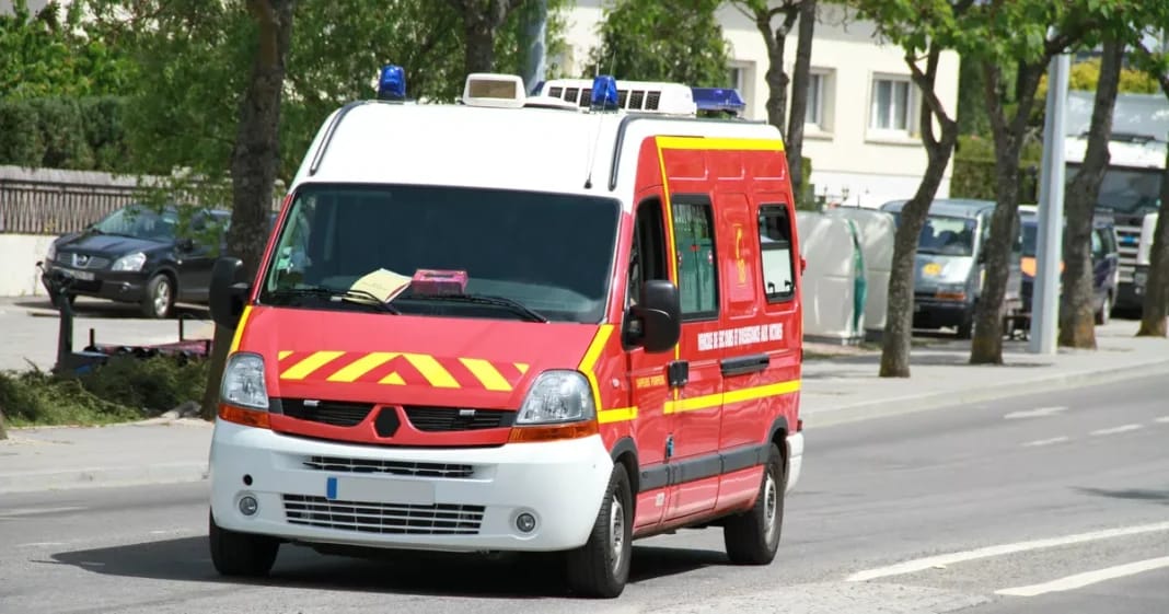 Espagne : Un Marocain décède tragiquement après une chute du cinquième étage Véhicule de secours rouge avec sirènes en service.