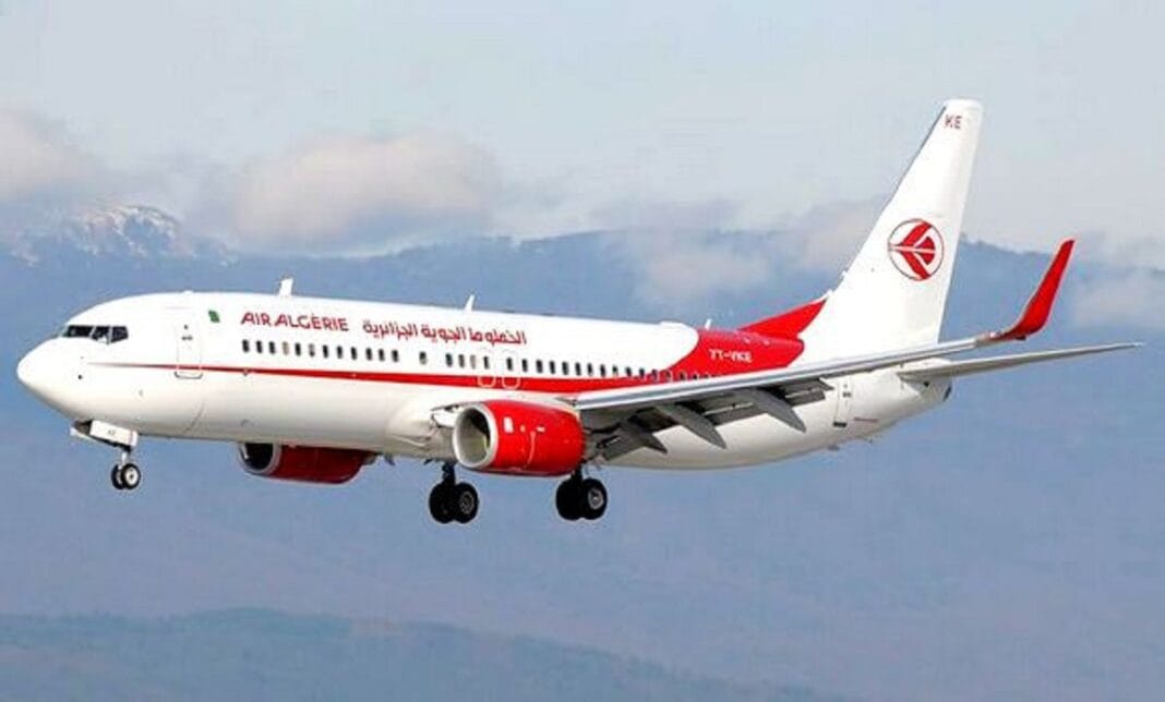 Voulez-vous voyager vers Istanbul ? Air Algérie lance une épatante promotion Avion d'Air Algérie en plein vol avec le logo visible.
