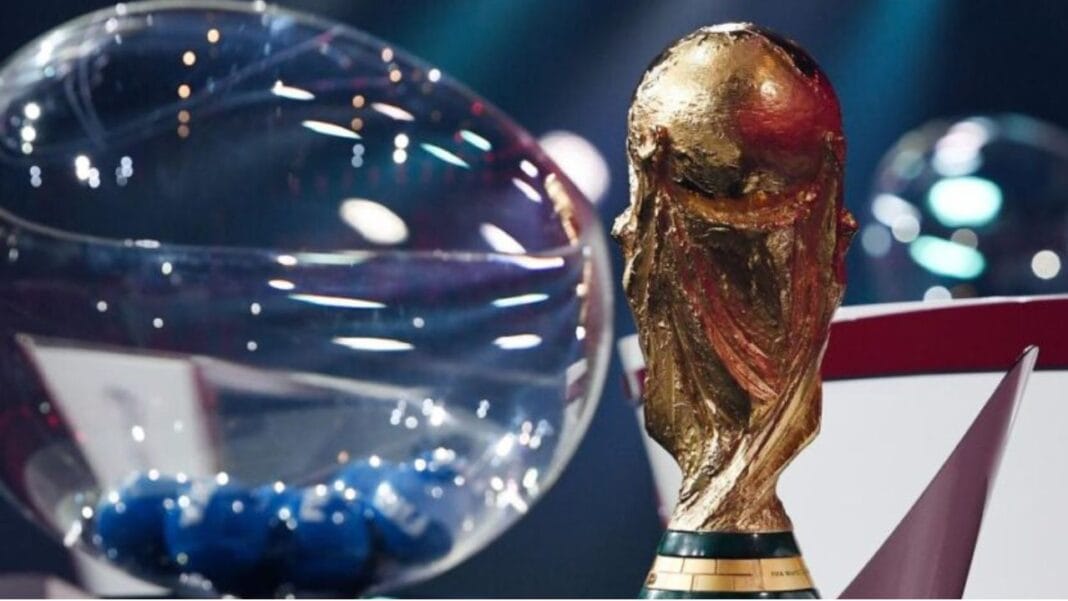 Trophée de la Coupe du Monde 2026 en or brillant.