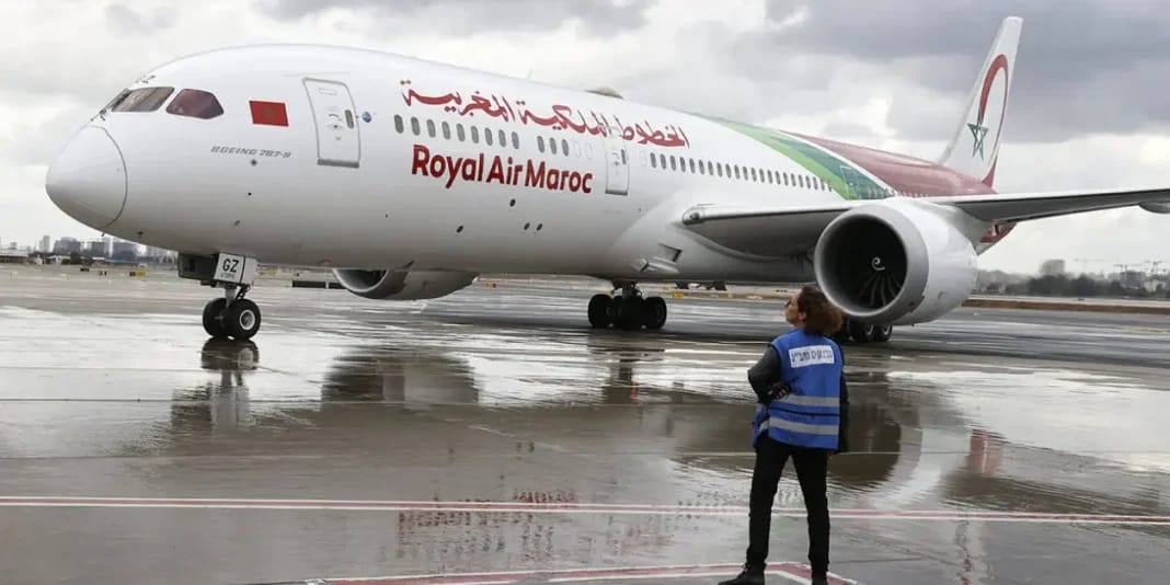 Avion Royal Air Maroc prêt à décoller ou atterrir.