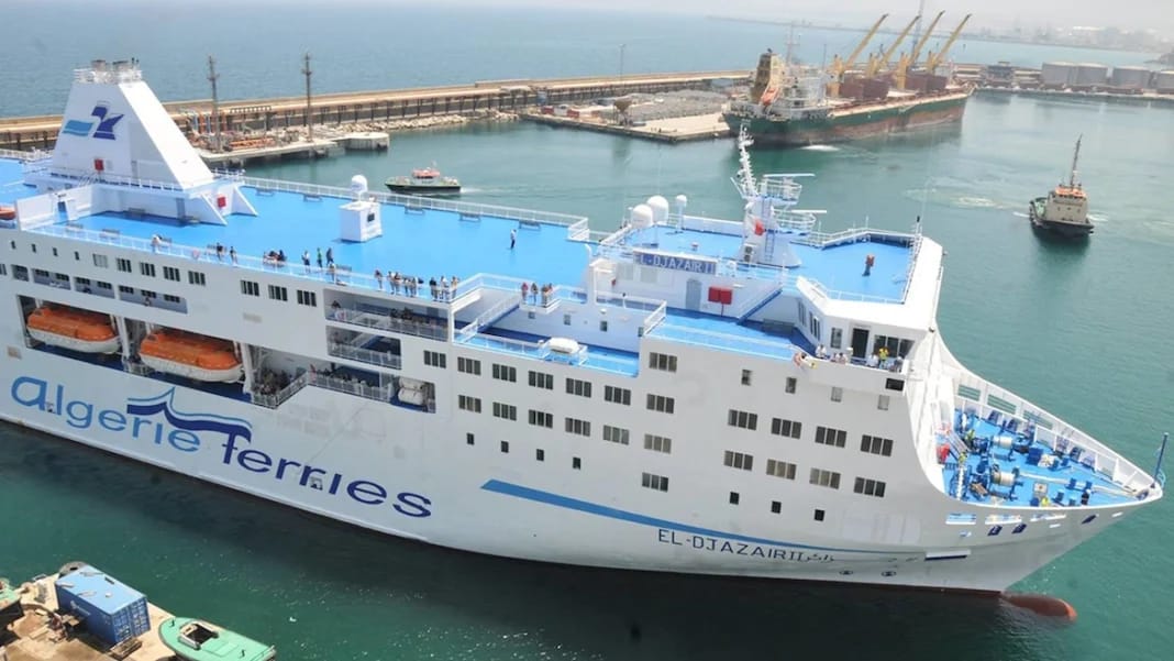 Ferry Algérie Ferries dans le port, vue aérienne.