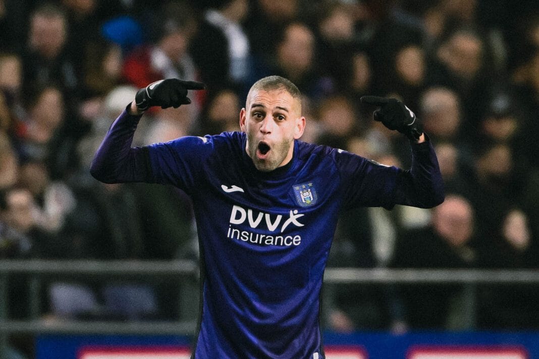 Islam Slimani se prononce enfin sur son futur en Belgique Islam Slimani célèbre un but lors d'un match de football.