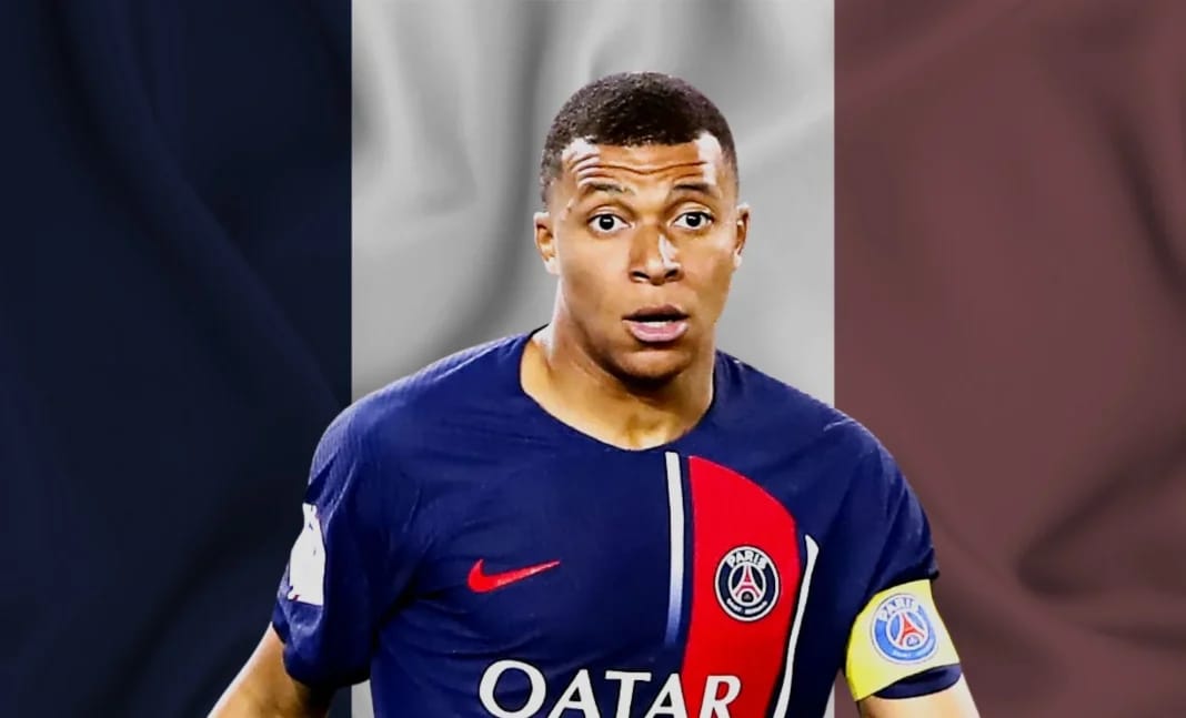 Kylian Mbappé en maillot du PSG, regard surpris.