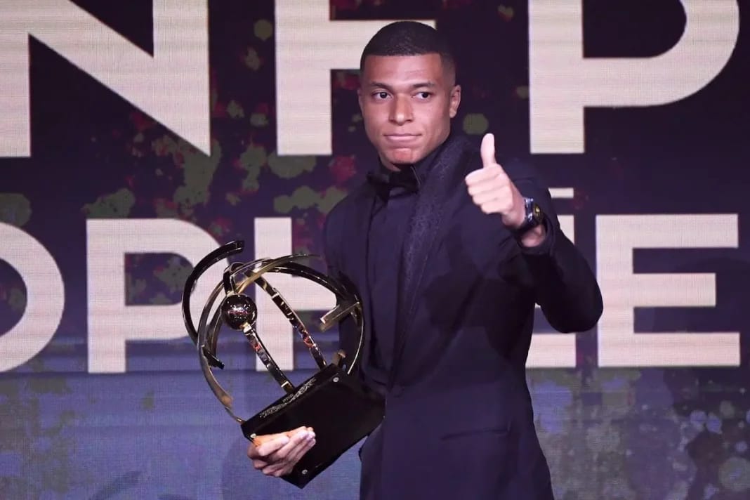 Mbappé, l’énorme proposition du PSG Kylian Mbappé avec un trophée lors d'une cérémonie de remise de prix.