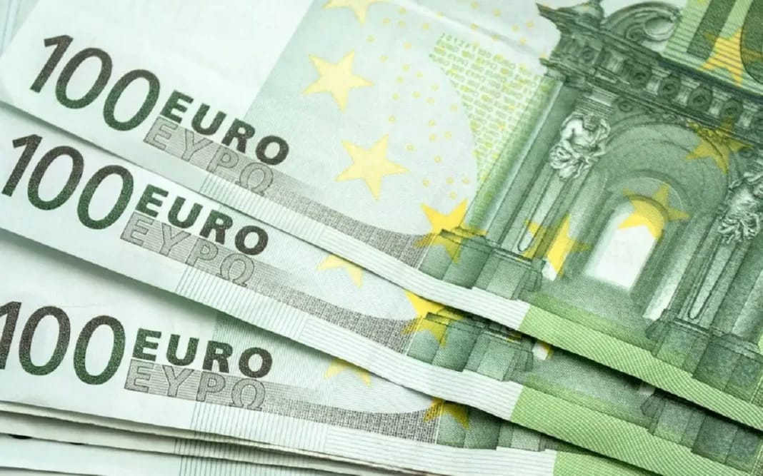 Billets de 100 euros empilés, symboles de la monnaie européenne.
