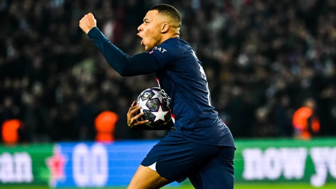 Bras de fer Kylian Mbappé vs PSG: le club parisien pris dans un dilemme Kylian Mbappé célèbre avec le ballon en main lors d'un match de football.