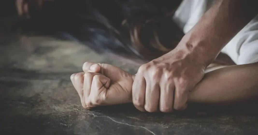 France : Un algérien accusé d’agression sexuelle, échappe à la prison de cette manière… Main serrée en poing sur une surface sombre, scène de violence.