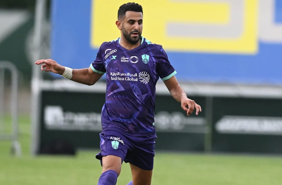 Riyad Mahrez décroche son premier prix avec le club saoudien d’Al-Ahli Riyad Mahrez en action lors d'un match avec le club saoudien d'Al-Ahli.
