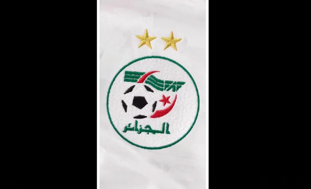 Logo de la FAF avec un ballon de football et drapeau algérien.