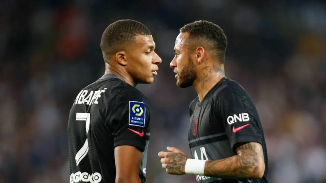 Kylian Mbappé in, Neymar out: Complot ou coïncidence? Kylian Mbappé et Neymar lors d'un match de football en Ligue 1.