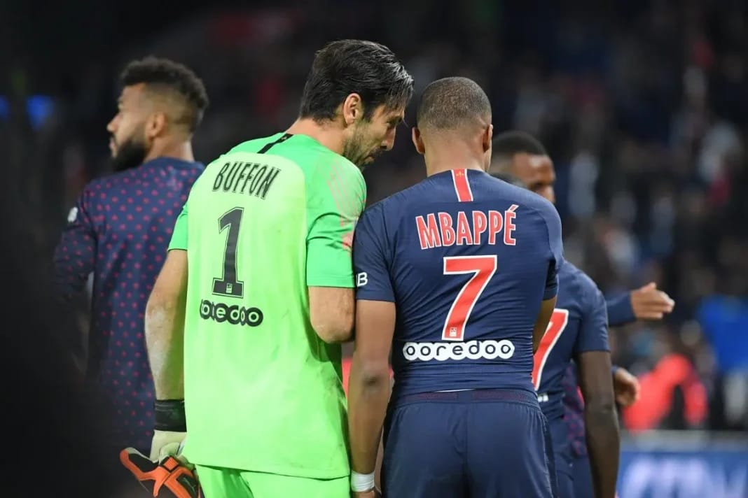 Mbappé et Buffon lors d'un match de football, respect et admiration.