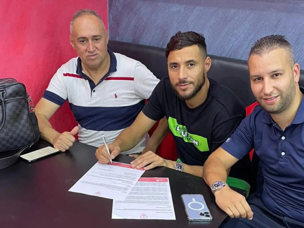 Youcef Belaili avec son père lors de la signature d'un contrat.