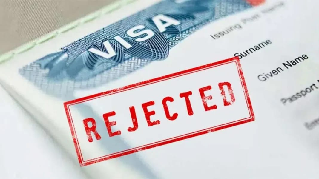 Victime d’un Refus de visas, le cas de cet homme indigne les internautes Visa rejeté avec tampon rouge 'REJECTED' sur un formulaire officiel.