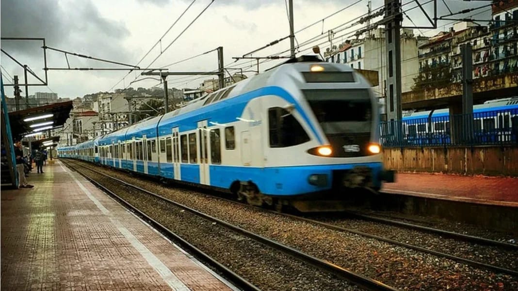 Algérie : Feu vert pour la réalisation du projet ferroviaire Tindouf-Béchar Train moderne en mouvement sur une ligne ferroviaire urbaine en Algérie.