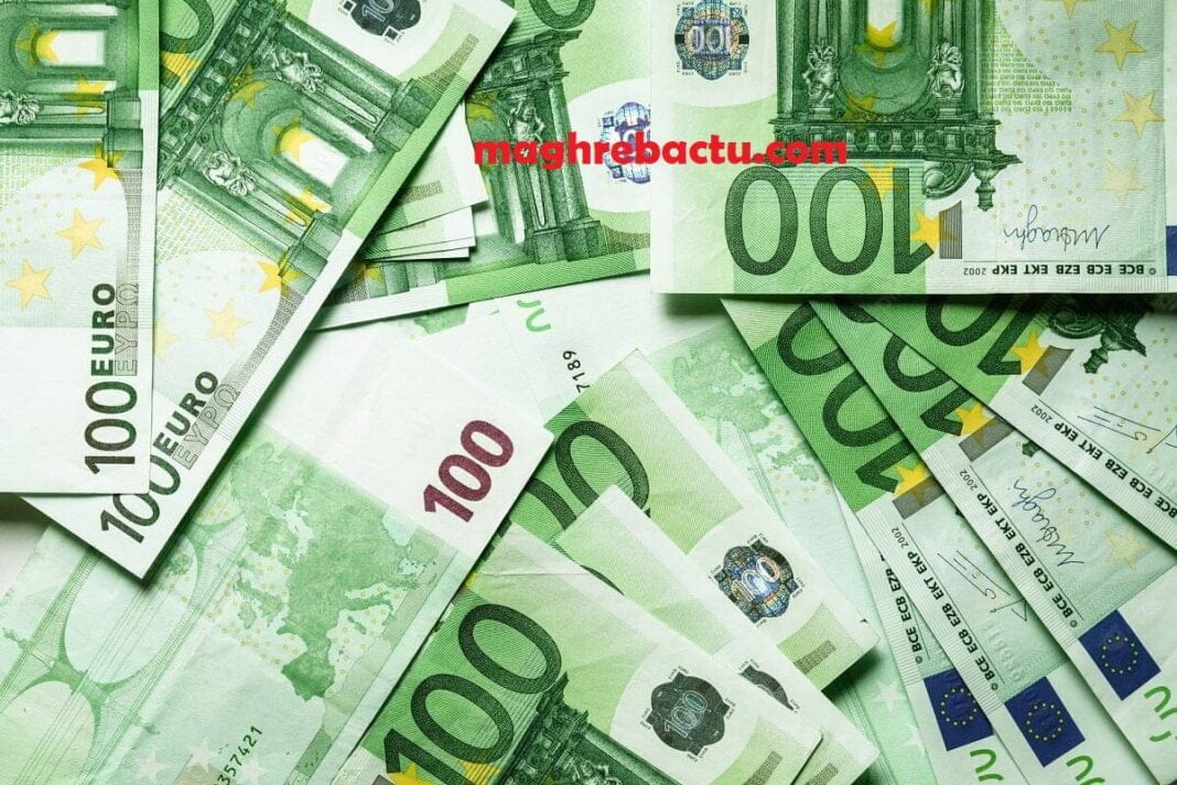 Taux de change du dinar algérien le 13 octobre : Banque et marché noir Billets d'euros de 100 et 200 euros avec dinar en arrière-plan.