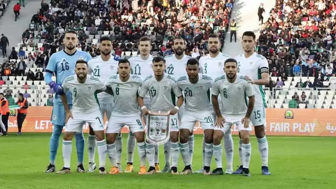 CHAN 2024 (éliminatoires) : Le sort de l’Algérie Groupe de joueurs de football algériens en équipe nationale sur le terrain.