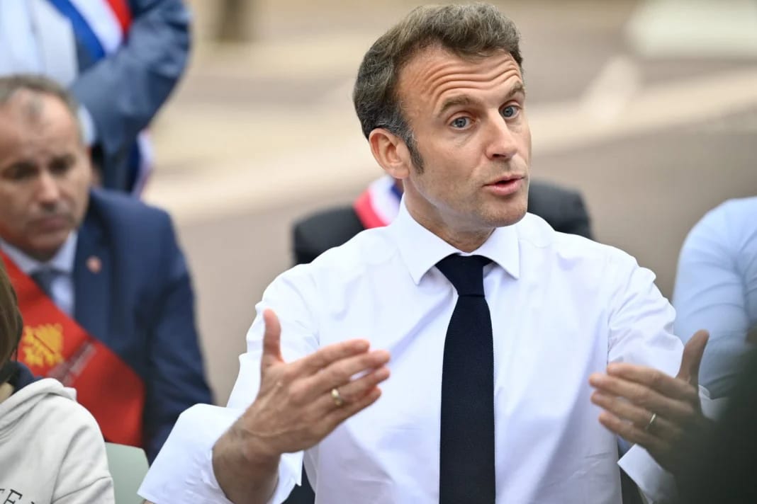 Emmanuel Macron vise à réduire significativement l’immigration Emmanuel Macron parlant lors d'une réunion politique.