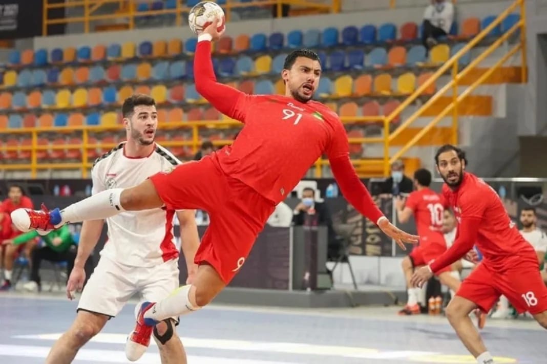Jeune handballeur algérien en action lors d'un match contre le Maroc.