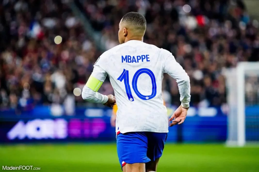 Victime de Kylian Mbappé, Virgil Van Dijk s’incline Kylian Mbappé portant le maillot de l'équipe de France espoir.