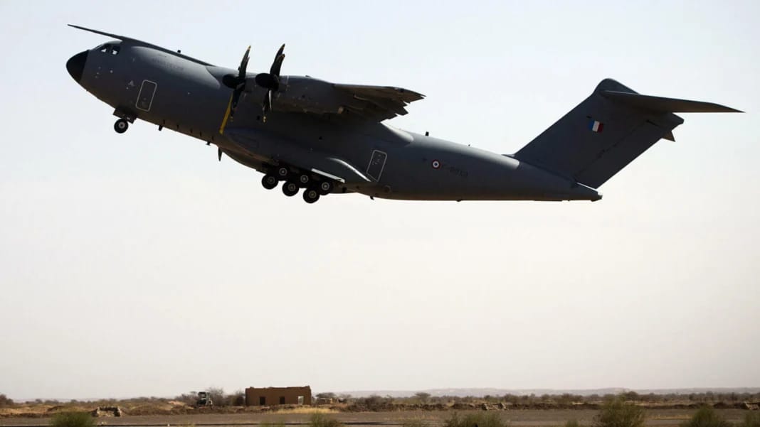 Niger : l’Algérie refuse le survol de son espace aérien aux avions militaires français Avion militaire français en vol au-dessus du désert.