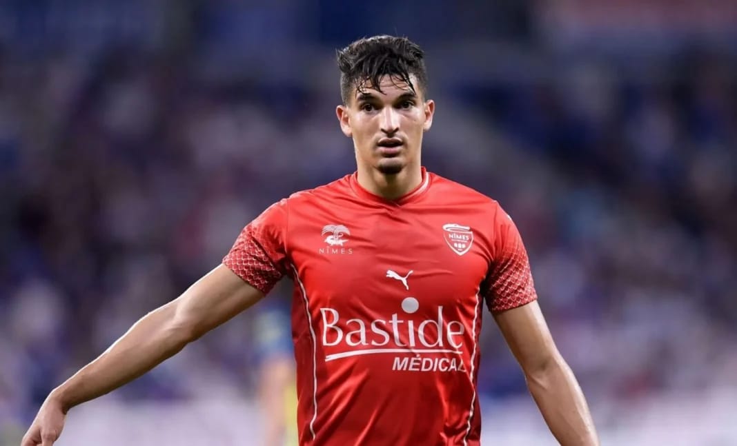 Officiel! Zinedine Ferhat écarte l’Algérie et opte pour ce club Zinedine Ferhat joueur de football en maillot rouge lors d'un match.