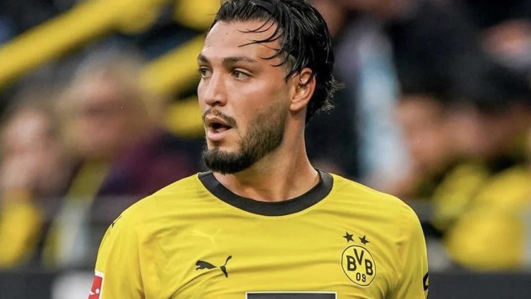Ramy Bensebaini en action lors d'un match du Borussia Dortmund.
