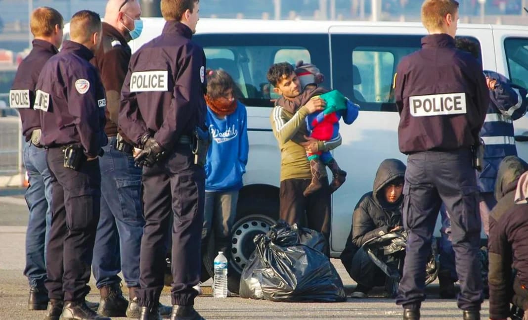 France/Régularisation des sans-papiers : une nouvelle condition s’ajoute Policiers en contrôle avec migrants et bagages au sol.