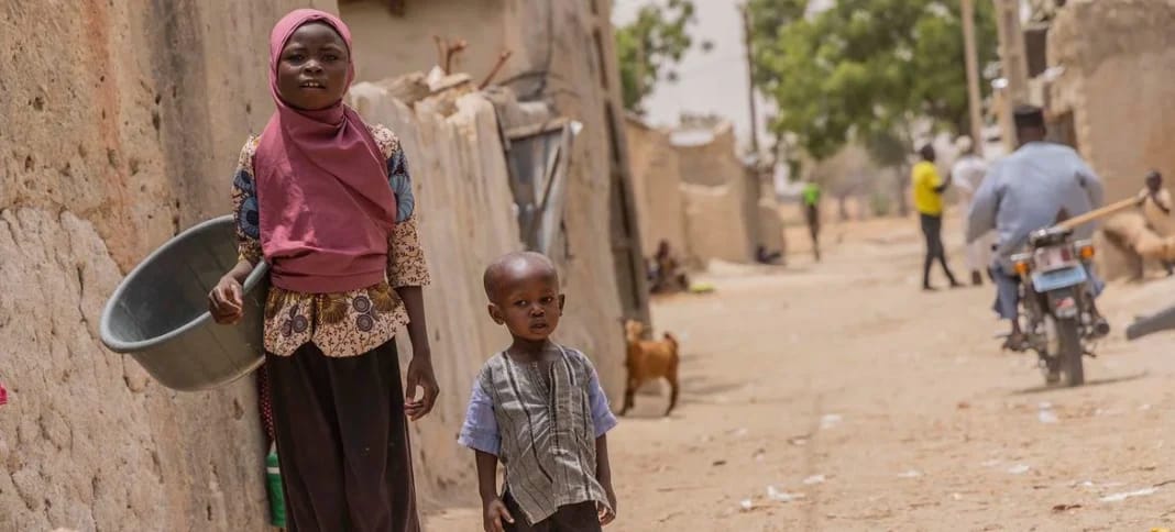 Enfants dans un quartier du Niger, contexte de crise humanitaire.