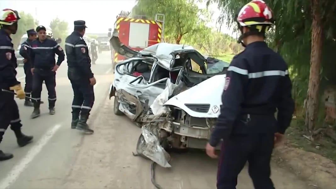 Véhicules endommagés après un accident à Alger, intervention des pompiers.