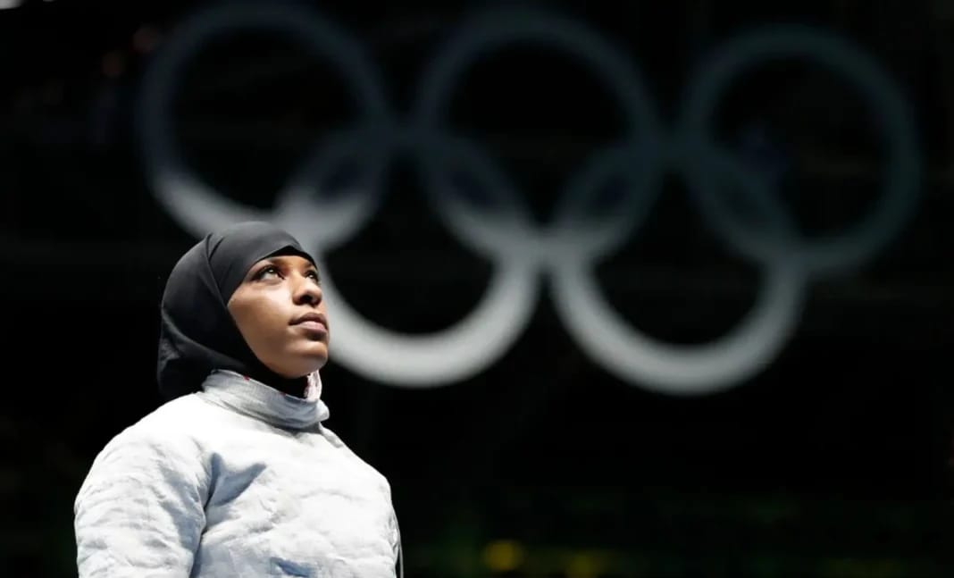 Athlète féminine portant un hijab lors d'une compétition olympique.