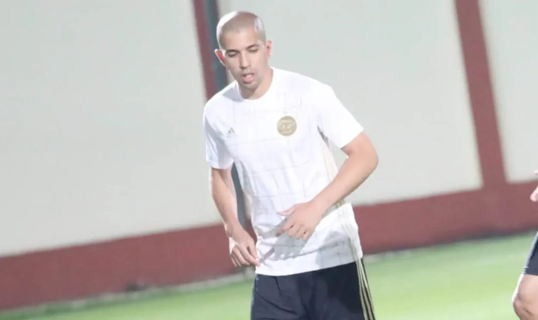 Sofiane Feghouli convoqué, le Fennec exprime sa joie Sofiane Feghouli en entraînement, concentré sur le terrain de football.