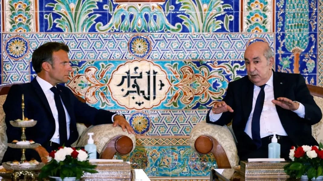 Deux hommes en discussion dans un décor traditionnel algérien.