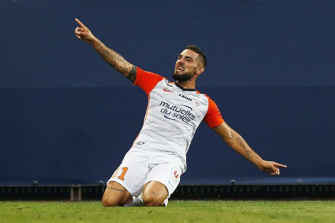 Andy Delort célèbre un but avec enthousiasme sur le terrain.