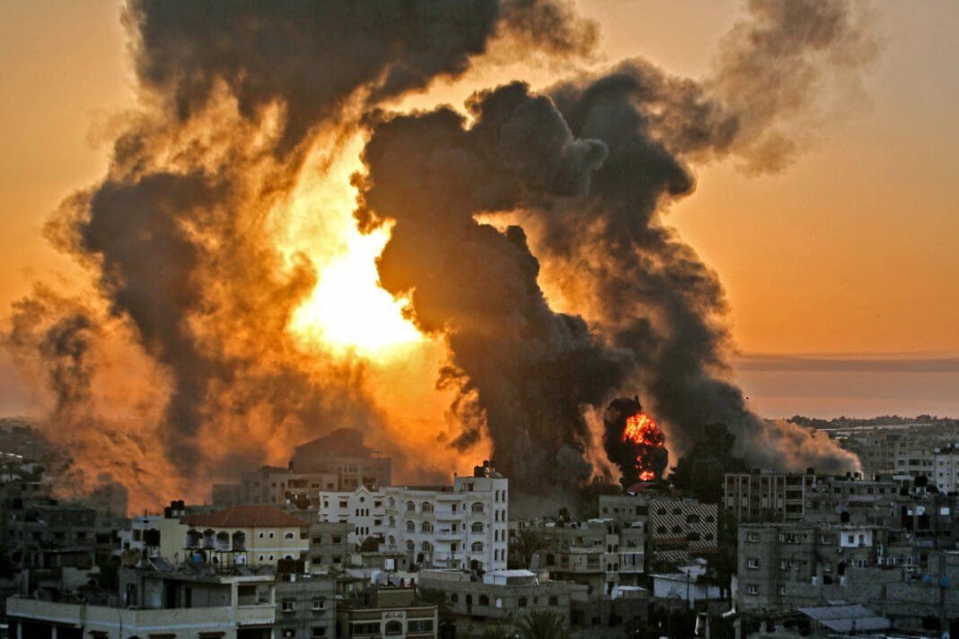 Guerre Palestine-Israël : Qui en tire les bénéfices ? Explosion et fumée dans une ville en conflit au coucher du soleil.