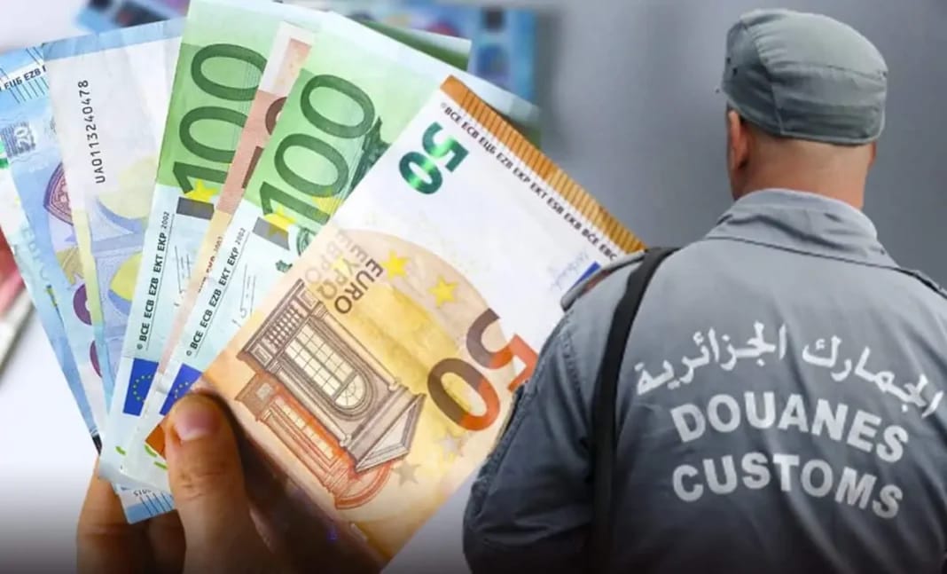 Contrôle douanier à Alger Agent des douanes algériennes avec des billets de banque en main.