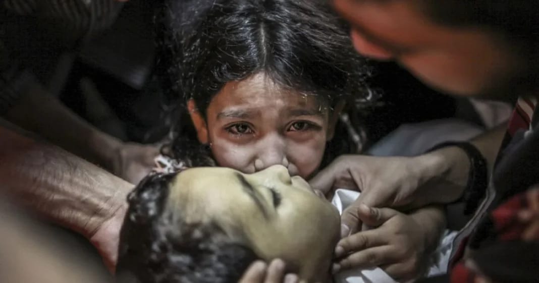Enfant en détresse avec un autre enfant blessé à Gaza.