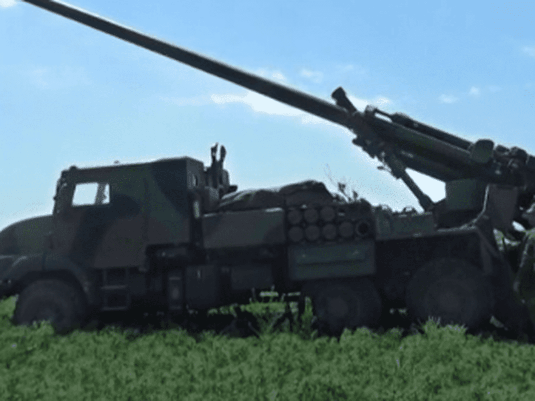 Augmentation du budget militaire au Maroc : Défis économiques et géopolitiques Véhicule d'artillerie avec canon long en position de tir.