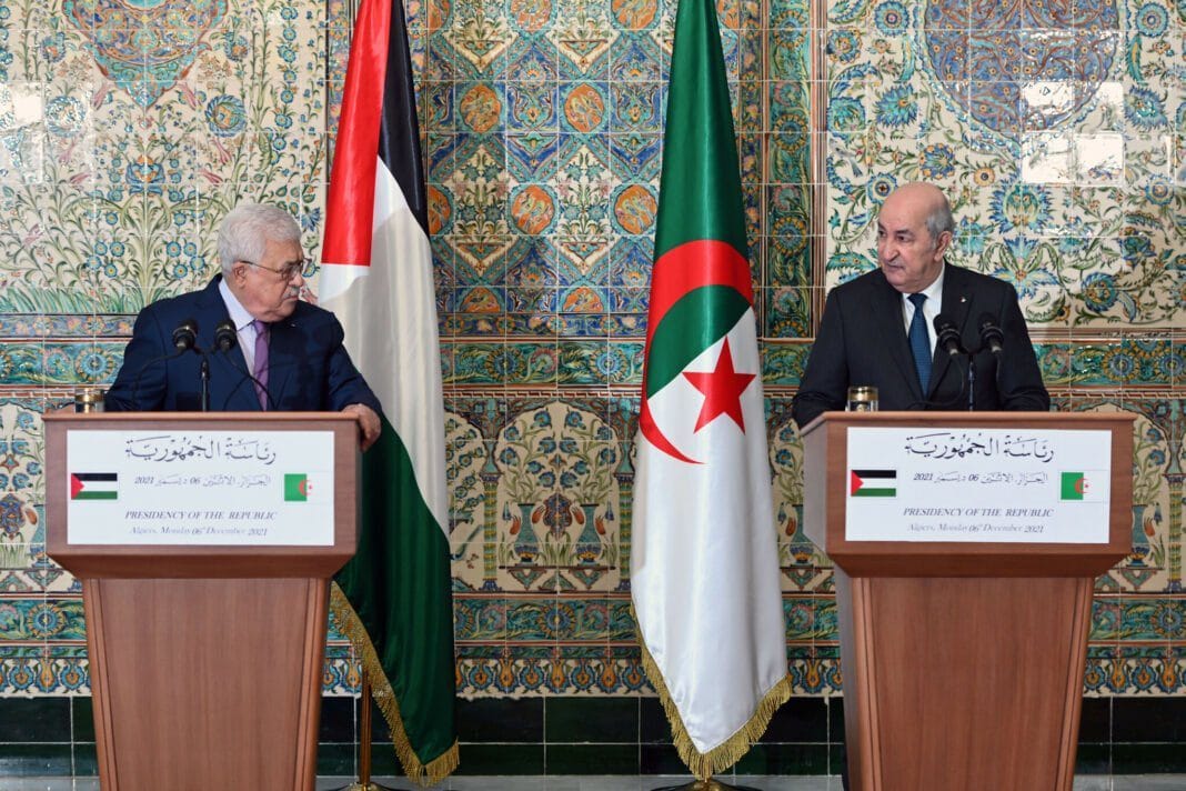 Le président algérien et le président palestinien lors d'une réunion officielle.