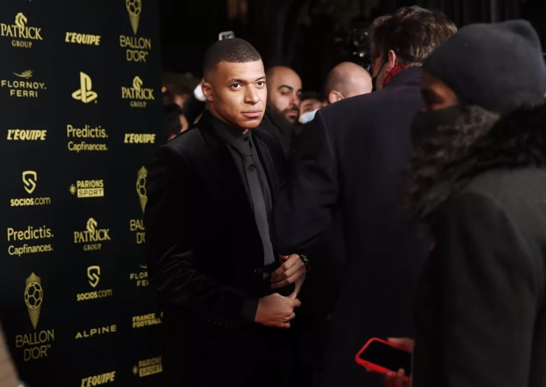 Kylian Mbappé arrive seul à la cérémonie du ballon d’Or, intrigue sur sa vie amoureuse Kylian Mbappé lors de la cérémonie du Ballon d'Or, habillé en noir élégant.
