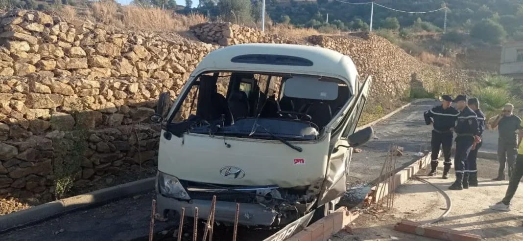 Ça n’en finit pas! A Mila, un accident de route cause un décès tragique Bus Hyundai endommagé après un accident à Skikda.