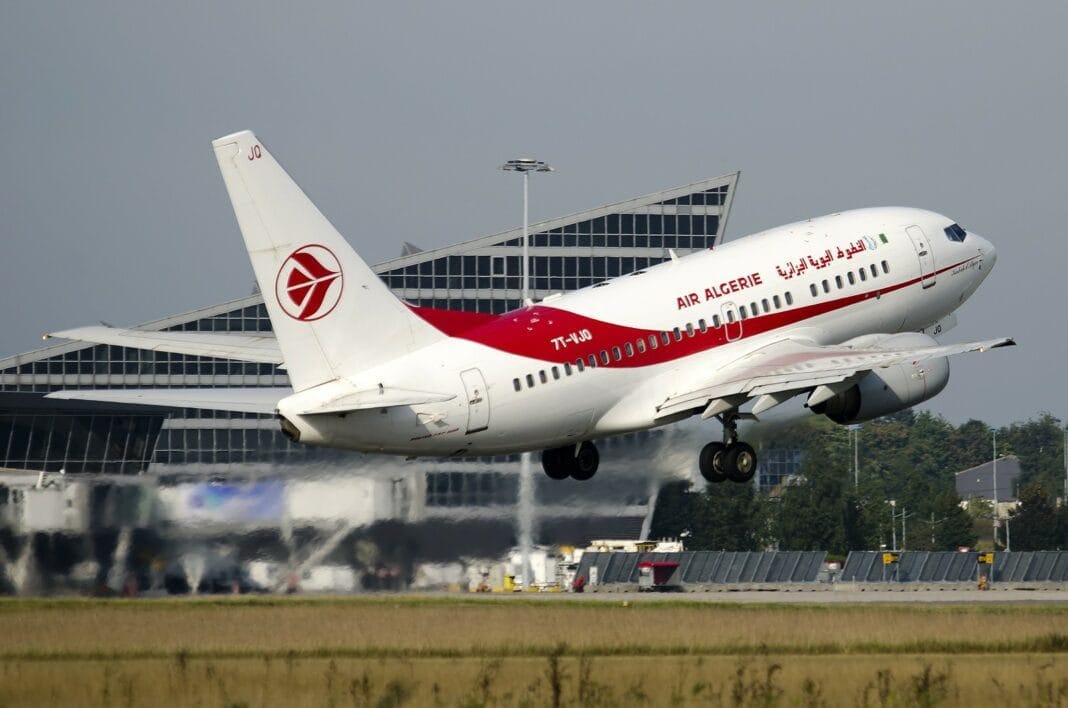 Avion d'Air Algérie prêt à décoller à l'aéroport.