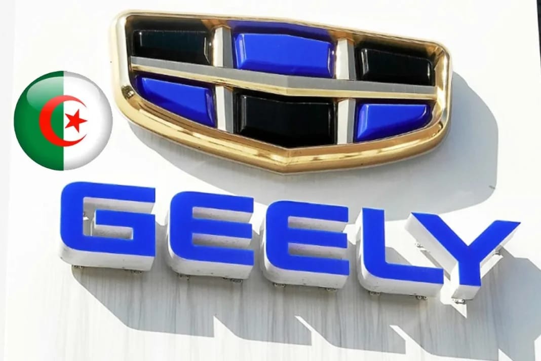 Automobile : La GX3 Pro GL de Geely débarque à un prix moins cher en Algérie Logo Geely avec drapeau algérien en arrière-plan.